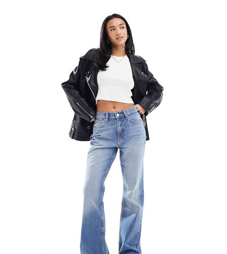 ASOS DESIGN Petite - Jeans a zampa medio a vita medio alta - ASOS Petite - Modalova