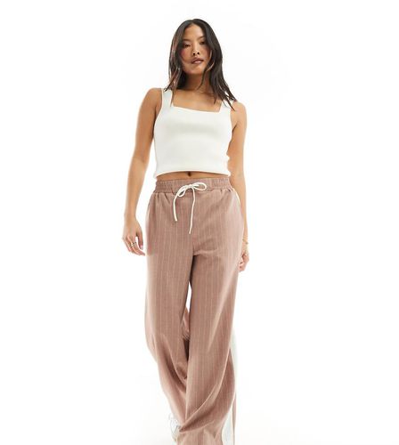 ASOS DESIGN Petite - Pantaloni color visone a righe con pannello a contrasto - ASOS Petite - Modalova