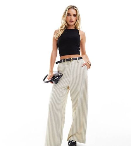 Petite - Pantaloni sartoriali crema a righe con cintura - ASOS DESIGN - Modalova