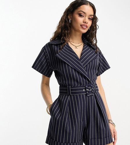 ASOS DESIGN Petite - Tuta corta a maniche corte sartoriale gessata con cintura - ASOS Petite - Modalova