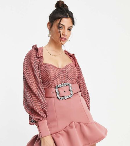 ASOS DESIGN Petite - Vestito corto in pizzo a onde con volant sul fondo e cintura con strass rosa - ASOS Petite - Modalova