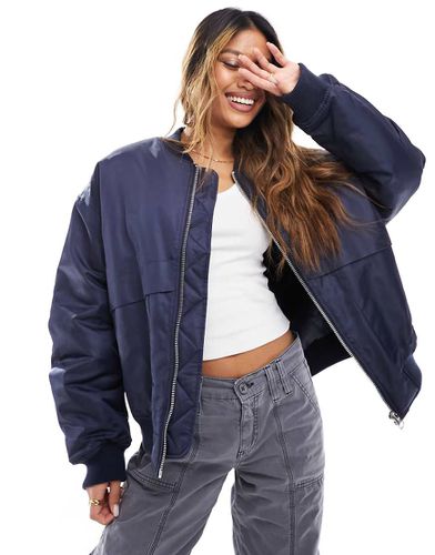 ASOS DESIGN - Weekend Collective - Giacca bomber oversize con logo sul retro - ASOS WEEKEND COLLECTIVE - Modalova