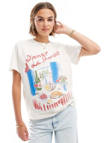 T-shirt vestibilità classica bianca con grafica "Dinner At Le Marais" - ASOS DESIGN - Modalova