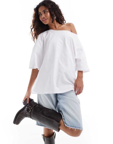 T-shirt bianca vestibilità comoda con spalle scoperte - ASOS DESIGN - Modalova