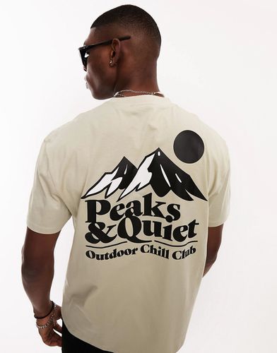 T-shirt comoda beige con stampa di montagna sul retro - ASOS DESIGN - Modalova