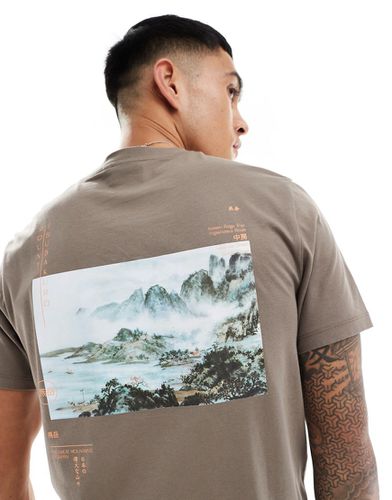 T-shirt con stampa di paesaggio sulla schiena - ASOS DESIGN - Modalova