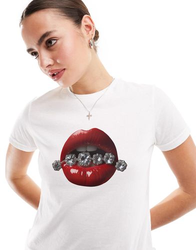 T-shirt mini bianca con grafica con labbra e gioielli - ASOS DESIGN - Modalova