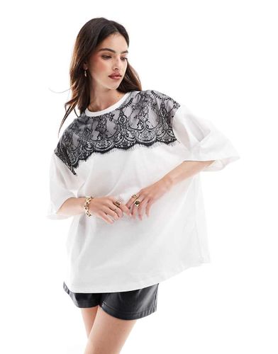 T-shirt oversize bianca con dettaglio in pizzo a contrasto - ASOS DESIGN - Modalova