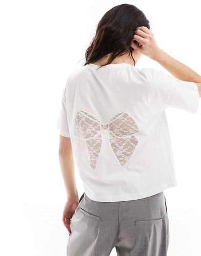 T-shirt oversize bianca con fiocco in pizzo sul retro - ASOS DESIGN - Modalova