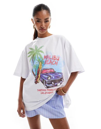 T-shirt oversize bianca con grafica "Malibu Beach" - ASOS DESIGN - Modalova