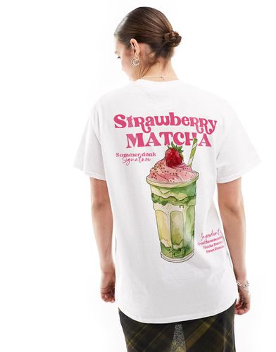 T-shirt oversize bianca con grafica "Strawberry Matcha" - ASOS DESIGN - Modalova