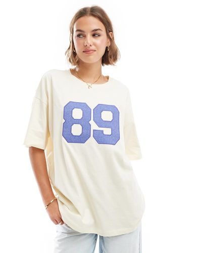 T-shirt oversize bianca con stampa applicata in denim - ASOS DESIGN - Modalova