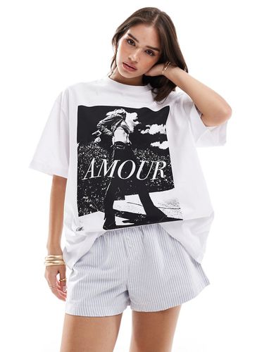 T-shirt oversize bianca con stampa fotografica di rivista "Amour" - ASOS DESIGN - Modalova