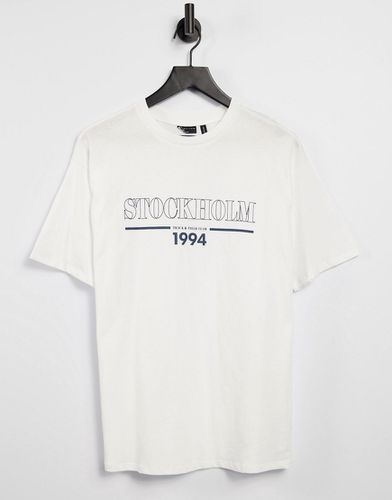 T-shirt oversize bianca con stampa "Stockholm 1994" - ASOS DESIGN - Modalova