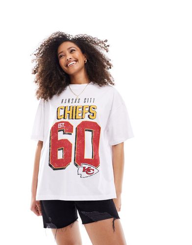 T-shirt oversize bianca con stampa su licenza dei Kansas City Chiefs - ASOS DESIGN - Modalova