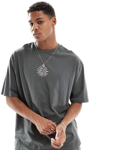 T-shirt oversize grigio antracite con stampa di sole stilizzato sul petto - ASOS DESIGN - Modalova