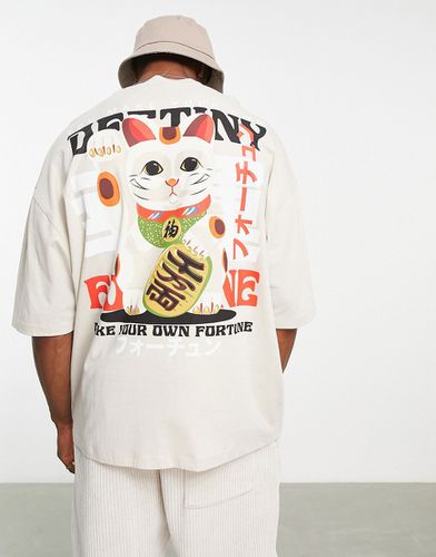 T-shirt oversize in cotone beige con stampa del gatto che porta fortuna sul retro - ASOS DESIGN - Modalova