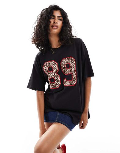 T-shirt oversize nera con impunture a contrasto e numero applicato con stampa leopardata - ASOS DESIGN - Modalova