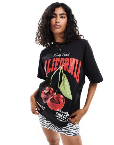 T-shirt oversize nera con stampa grafica di ciliegie e scritta "California" - ASOS DESIGN - Modalova