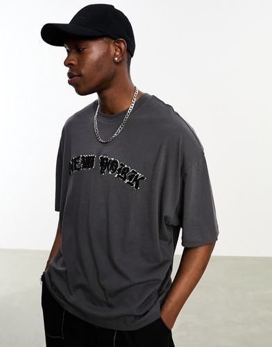 T-shirt oversize nera con stemma "New York" bouclé - ASOS DESIGN - Modalova
