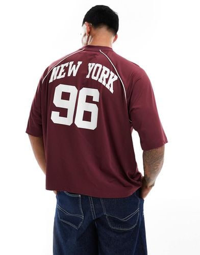 T-shirt oversize squadrata bordeaux con stampa sportiva sul retro - ASOS DESIGN - Modalova