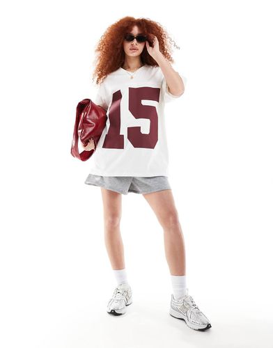 T-shirt oversize stile calcio color crema con scollo a V a stampa "15" - ASOS DESIGN - Modalova