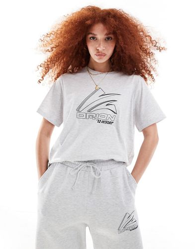 T-shirt regular fit color ghiaccio mélange con stampa sportiva in coordinato - ASOS DESIGN - Modalova