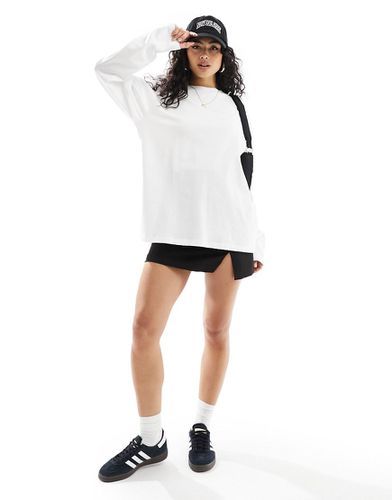 T-shirt skater a maniche lunghe bianca - ASOS DESIGN - Modalova