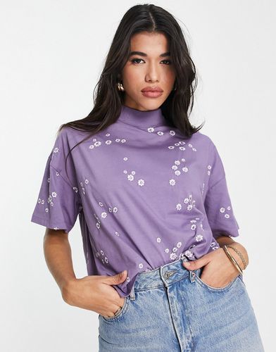 T-shirt squadrata accollata lilla con ricamo di margherite - ASOS DESIGN - Modalova