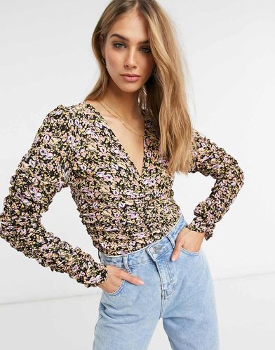 Top a maniche lunghe arricciato a fiori - ASOS DESIGN - Modalova