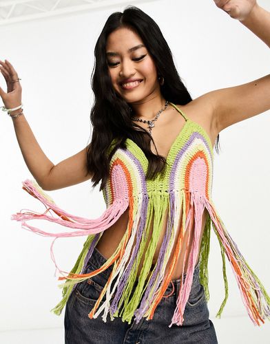 Top allacciato al collo all'uncinetto con frange in colori arcobaleno - ASOS DESIGN - Modalova