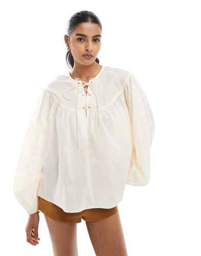Top babydoll avec liens sur l'encolure - Taupe - Asos Design - Modalova