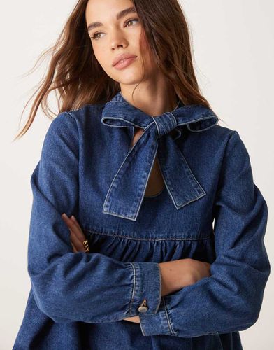 Top in denim indaco con fiocco al collo - ASOS DESIGN - Modalova