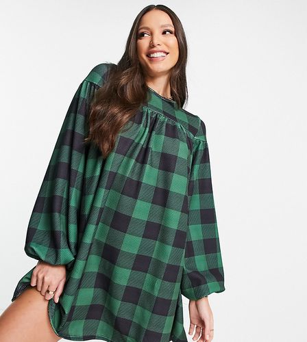 ASOS DESIGN Tall - Vestito grembiule oversize a maniche lunghe allacciato dietro a quadretti grandi - ASOS Tall - Modalova