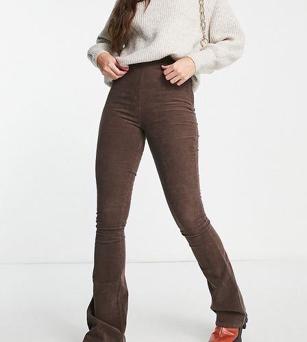 Tall - Pantaloni a fondo ampio a coste color cioccolato - ASOS DESIGN - Modalova