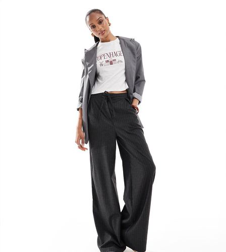 ASOS DESIGN Tall - Pantaloni sartoriali ampi a pieghe spazzolati a righe - ASOS Tall - Modalova