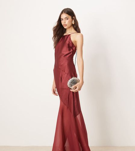 ASOS DESIGN Tall - Robe longue avec empiècements en satin et jupe en mousseline - cerise - Asos Tall - Modalova