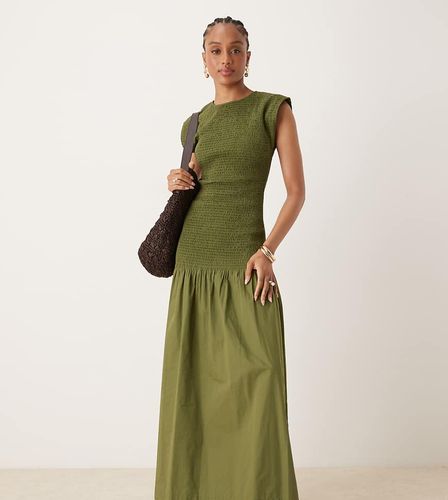 ASOS DESIGN Tall - Robe longue froncée en popeline à taille basse et col montant - Olive foncé - Asos Tall - Modalova