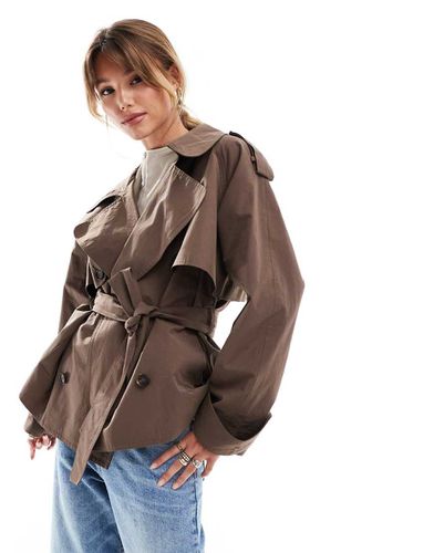 Trench taglio corto oversize marrone con cintura - ASOS DESIGN - Modalova