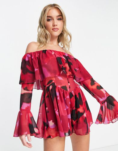 Tuta corta svasata in chiffon svolazzante con scollo alla Bardot a fiori sfocati - ASOS DESIGN - Modalova