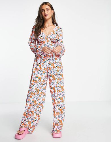 Tuta jumpsuit a maniche lunghe in crêpe a bolle con stampa a fiori con bottoni sulla schiena - ASOS DESIGN - Modalova