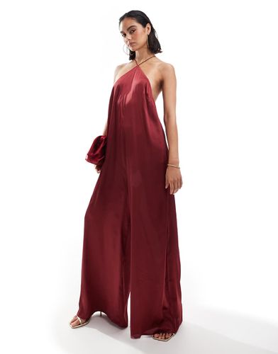 Tuta jumpsuit in raso bordeaux allacciata al collo - ASOS DESIGN - Modalova