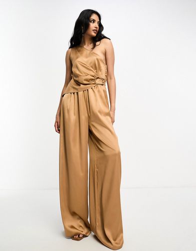 Tuta jumpsuit in raso cammello con dettaglio in metallo color oro e drappeggio - ASOS DESIGN - Modalova