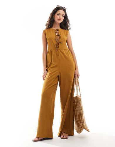 Tuta jumpsuit marrone a fondo ampio allacciata sul davanti - ASOS DESIGN - Modalova