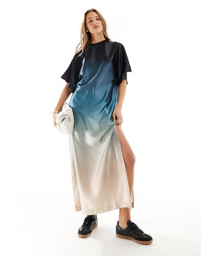 Vestito T-shirt midi oversize in raso blu sfumato - ASOS DESIGN - Modalova