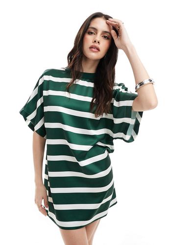 Vestito T-shirt corto oversize in raso verde a righe - ASOS DESIGN - Modalova