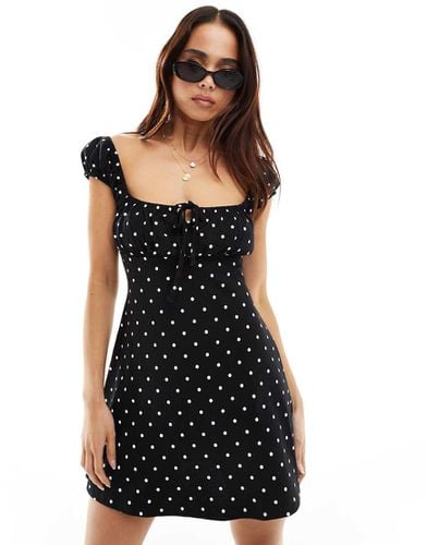 Vestito corto arricciato a pois con laccetti e maniche ad aletta - ASOS DESIGN - Modalova