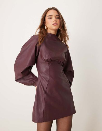 Vestito corto bordeaux effetto pelle con maniche cocoon e cuciture sotto il seno - ASOS DESIGN - Modalova