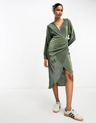 Vestito midi plissé kaki avvolgente con colletto - ASOS DESIGN - Modalova