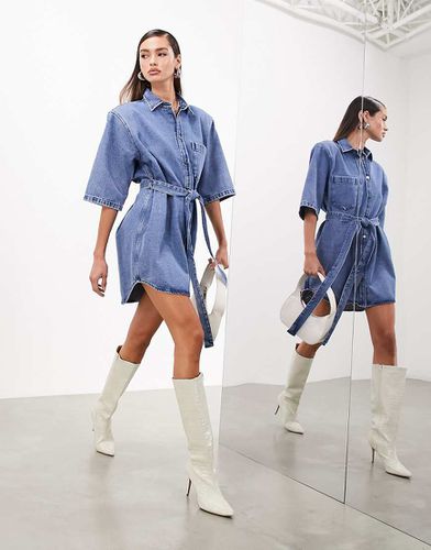 Vestito corto in denim medio con cintura e spalline imbottite - ASOS EDITION - Modalova